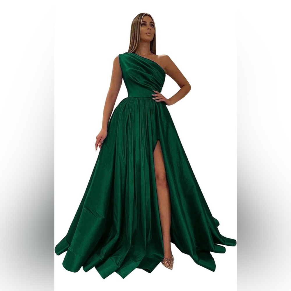 Women's Chic Emerald One-Shoulder Gown